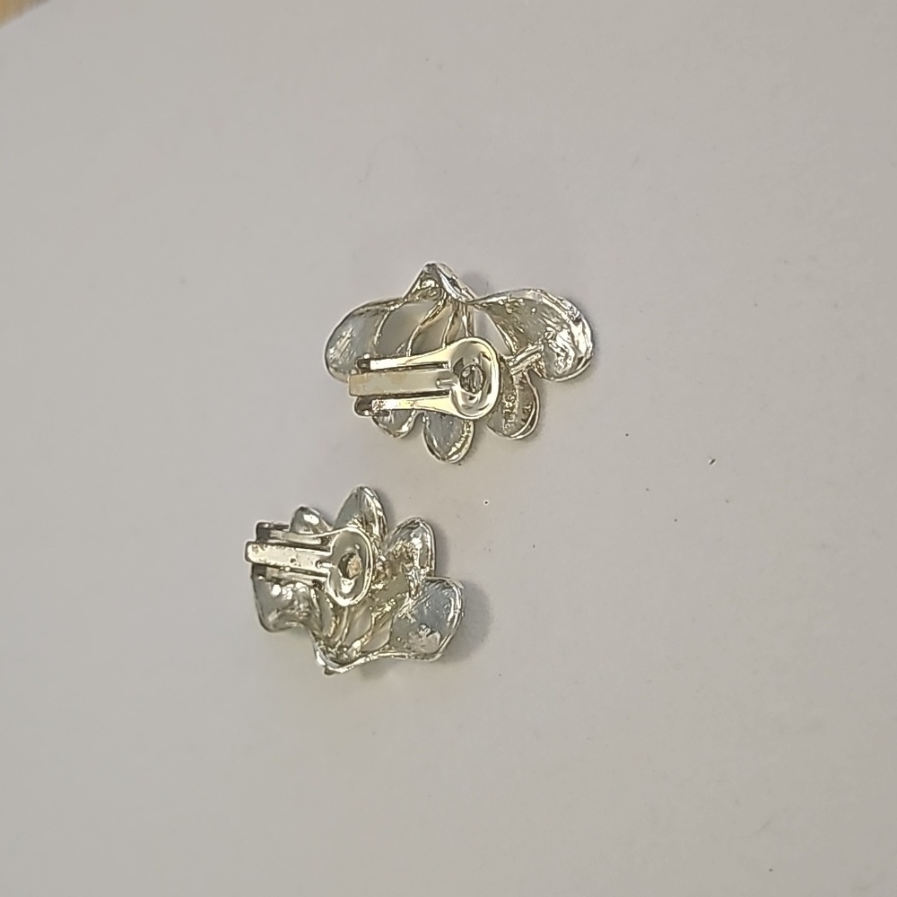 Vintage Dainty Green Enamel Floral Theme Clip On Earrings. - Picture 5 of 6